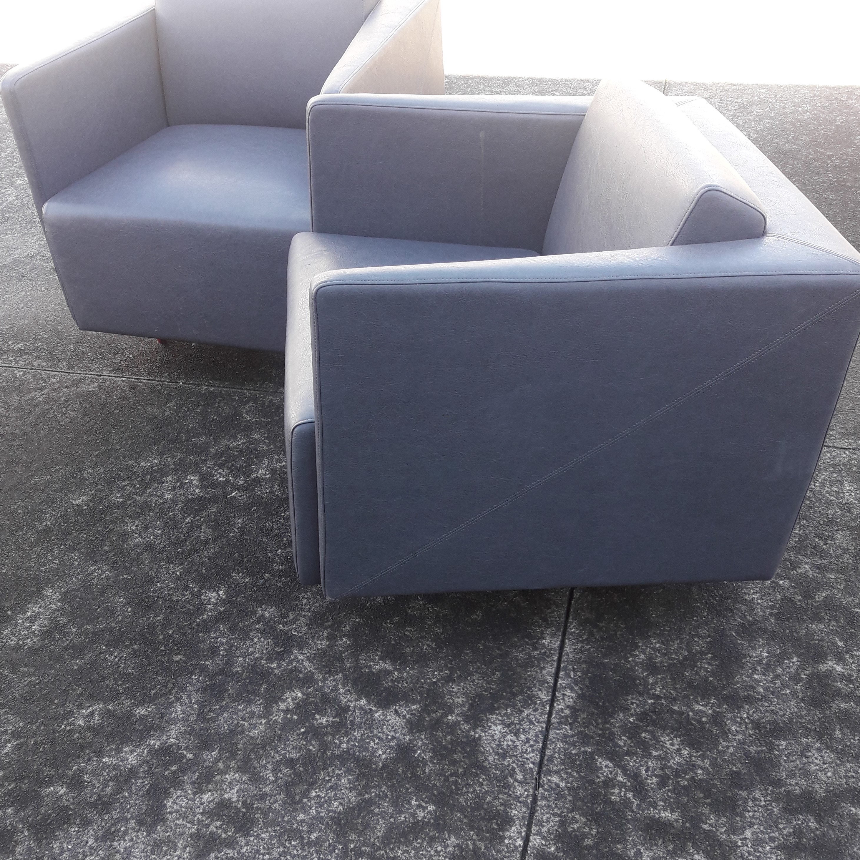 Reception swivel chairs in grey Leather